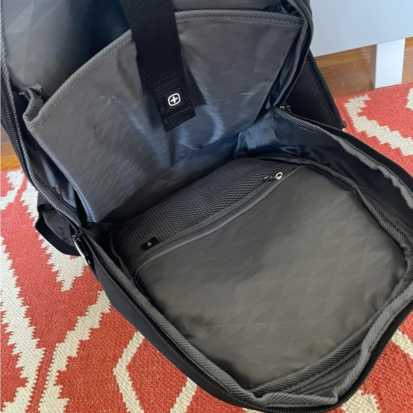 Swissgear Black Men's Backpack - Picture 3 of 4